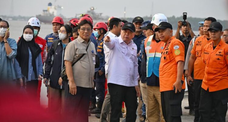 Menteri Perhubungan (Menhub) Dudy Purwagandhi (ketiga kanan) memantau langsung pencarian dan evakuasi korban KMP Virgo Transport 8 yang mengalami kecelakaan di perairan Laut Jawa, Minggu (13/9/2026). Sumber foto: Antara
