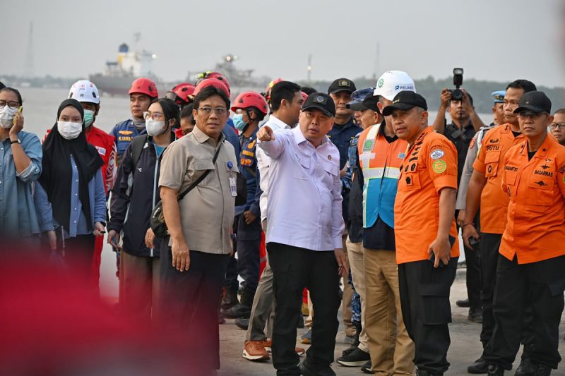 Menteri Perhubungan (Menhub) Dudy Purwagandhi (ketiga kanan) memantau langsung pencarian dan evakuasi korban KMP Virgo Transport 8 yang mengalami kecelakaan di perairan Laut Jawa, Minggu (13/9/2026). Sumber foto: Antara Menteri Perhubungan (Menhub) Dudy Purwagandhi (ketiga kanan) memantau langsung pencarian dan evakuasi korban KMP Virgo Transport 8 yang mengalami kecelakaan di perairan Laut Jawa, Minggu (13/9/2026). Sumber foto: Antara