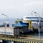 Sejumlah kendaraan roda empat antre masuk ke dalam kapal feri penyeberangan. Sumber foto: Antara