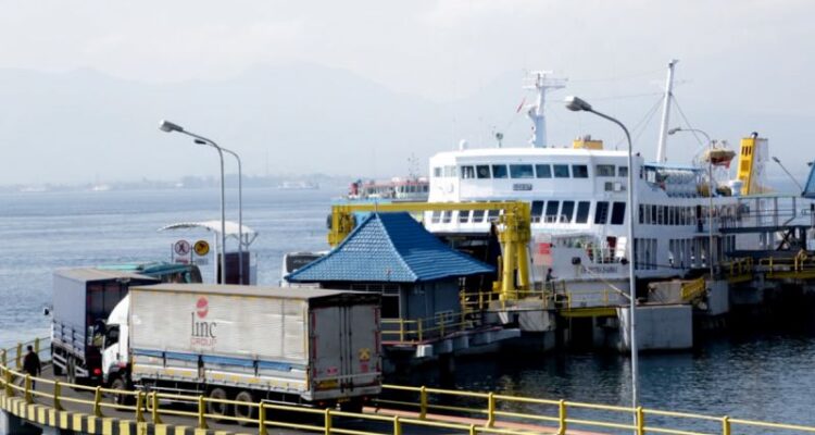 Sejumlah kendaraan roda empat antre masuk ke dalam kapal feri penyeberangan. Sumber foto: Antara