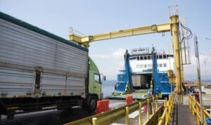 Sebuah mobil masuk ke dalam kapal penyeberangan feri milik PT ASDP. Sumber foto: Antara