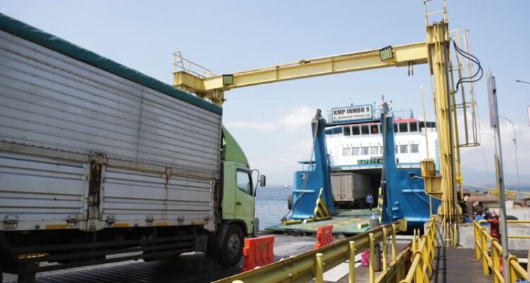 Sebuah mobil masuk ke dalam kapal penyeberangan feri milik PT ASDP. Sumber foto: Antara