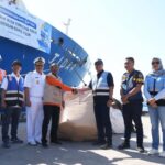 Pelni menyerahkan 29 ton bantuan kemanusiaan bagi masyarakat terdampak gempa NTT yang diangkut menggunakan KM Tidar dari Jakarta dan tiba di Pelabuhan Laurens Say, Maumere. Sumber foto: Antara