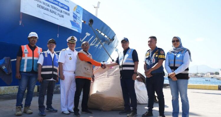 Pelni menyerahkan 29 ton bantuan kemanusiaan bagi masyarakat terdampak gempa NTT yang diangkut menggunakan KM Tidar dari Jakarta dan tiba di Pelabuhan Laurens Say, Maumere. Sumber foto: Antara