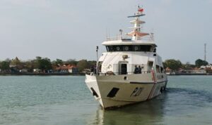 Kapal Negara Patroli KN Grantin P. 211 diberangkatkan untuk memperkuat operasi SAR pencarian korban KMP Virgo Transport 8 di Perairan Laut Jawa. Sumber foto: Antara Kapal Negara Patroli KN Grantin P. 211 diberangkatkan untuk memperkuat operasi SAR pencarian korban KMP Virgo Transport 8 di Perairan Laut Jawa. Sumber foto: Antara