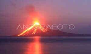 Mount Anak Krakatau's volcanic activity. Photo Source: Antara News Agency