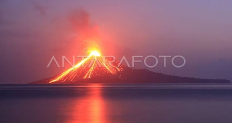Mount Anak Krakatau's volcanic activity. Photo Source: Antara News Agency