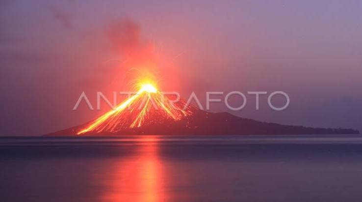 Mount Anak Krakatau's volcanic activity. Photo Source: Antara News Agency Mount Anak Krakatau's volcanic activity. Photo Source: Antara News Agency