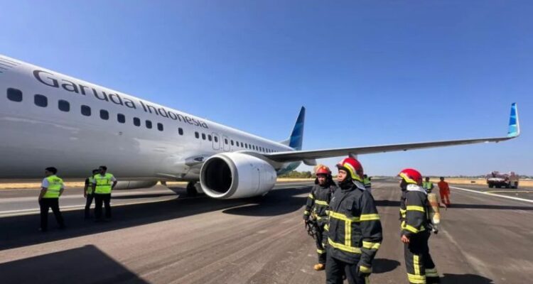 Suasana penanganan pesawat Garuda nomor penerbangan GA-604 rute Jakarta-Makassar yang mengalami pecah ban pada salah satu roda utama saat dalam penerbangan menuju Bandara Internasional Sultan Hasanuddin, Kabupaten Maros, Sulawesi Selatan, Kamis (3/9/2026). Sumber foto: Antara