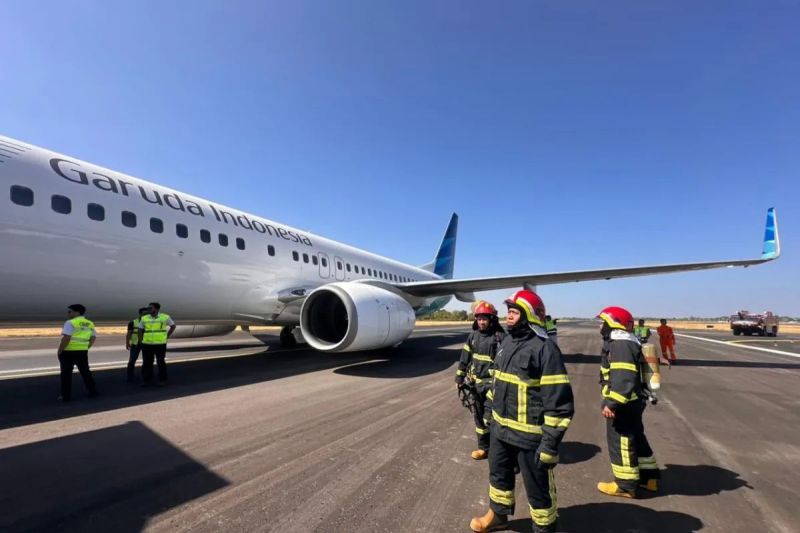 Suasana penanganan pesawat Garuda nomor penerbangan GA-604 rute Jakarta-Makassar yang mengalami pecah ban pada salah satu roda utama saat dalam penerbangan menuju Bandara Internasional Sultan Hasanuddin, Kabupaten Maros, Sulawesi Selatan, Kamis (3/9/2026). Sumber foto: Antara Suasana penanganan pesawat Garuda nomor penerbangan GA-604 rute Jakarta-Makassar yang mengalami pecah ban pada salah satu roda utama saat dalam penerbangan menuju Bandara Internasional Sultan Hasanuddin, Kabupaten Maros, Sulawesi Selatan, Kamis (3/9/2026). Sumber foto: Antara