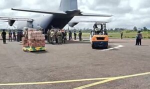 Pesawat Hercules TNI AU mengangkut sebanyak 12,5 ton beras dari Bandara Mozes Kilangin Timika menuju Dekai, Yahukimo, Papua Pegunungan, Jumat (4/9/2026). Sumber foto: Antara