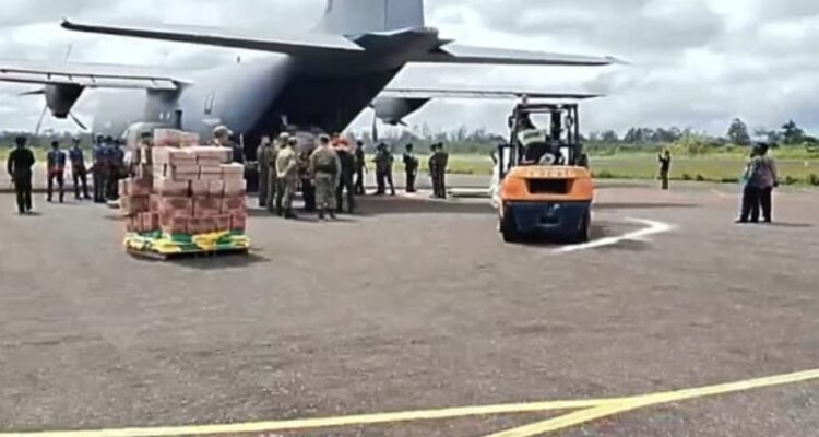 Pesawat Hercules TNI AU mengangkut sebanyak 12,5 ton beras dari Bandara Mozes Kilangin Timika menuju Dekai, Yahukimo, Papua Pegunungan, Jumat (4/9/2026). Sumber foto: Antara