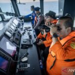 Tim SAR gabungan melakukan pengamatan saat operasi SAR korban Kapal Motor (KM) Virgo Transport 8 menggunakan KN SAR Laksmana 241 di perairan Laut Jawa, Kalimantan Selatan, Kamis (17/9/2026). Pada hari kelima operasi SAR, Basarnas memperluas area pencarian korban kecelakaan KM Virgo Transport 8 hingga 6.120 mil laut persegi dengan mengerahkan 1.097 personel serta kekuatan udara dan laut di enam sektor pencarian. Sumber foto: Antara