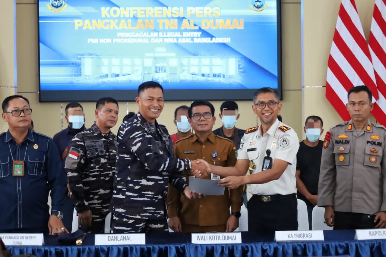 Konferensi pers Pangkalan TNI AL Dumai. Sumber foto: Lanal Dumai Konferensi pers Pangkalan TNI AL Dumai. Sumber foto: Lanal Dumai
