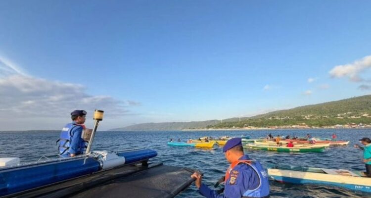 Satuan Polisi Perairan dan Udara (Satpolairud) Polres Banggai Kepulauan, Sulawesi Tengah melakukan patroli di wilayah perairan hukum setempat untuk mencegah praktik penangkapan ikan secara ilegal (illegal fishing). Sumber foto: Antara