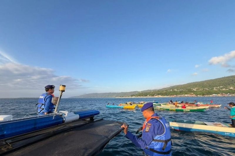 Satuan Polisi Perairan dan Udara (Satpolairud) Polres Banggai Kepulauan, Sulawesi Tengah melakukan patroli di wilayah perairan hukum setempat untuk mencegah praktik penangkapan ikan secara ilegal (illegal fishing). Sumber foto: Antara Satuan Polisi Perairan dan Udara (Satpolairud) Polres Banggai Kepulauan, Sulawesi Tengah melakukan patroli di wilayah perairan hukum setempat untuk mencegah praktik penangkapan ikan secara ilegal (illegal fishing). Sumber foto: Antara