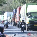 Antrean kendaraan truk logistik menuju Pelabuhan Ketapang, Banyuwangi, Jawa Timur. Sumber foto: Antara