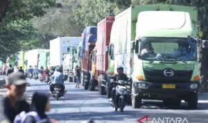 Antrean kendaraan truk logistik menuju Pelabuhan Ketapang, Banyuwangi, Jawa Timur. Sumber foto: Antara Antrean kendaraan truk logistik menuju Pelabuhan Ketapang, Banyuwangi, Jawa Timur. Sumber foto: Antara