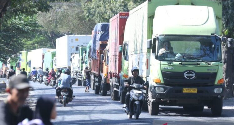 Antrean kendaraan truk logistik menuju Pelabuhan Ketapang, Banyuwangi, Jawa Timur. Sumber foto: Antara