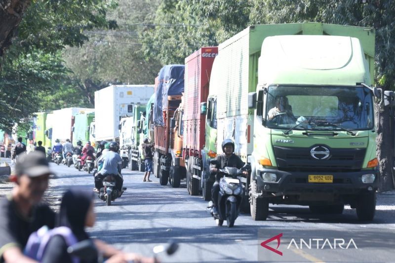 Antrean kendaraan truk logistik menuju Pelabuhan Ketapang, Banyuwangi, Jawa Timur. Sumber foto: Antara Antrean kendaraan truk logistik menuju Pelabuhan Ketapang, Banyuwangi, Jawa Timur. Sumber foto: Antara