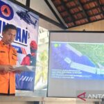 Kepala Seksi Operasi Kantor SAR Banten Rizky Dwianto memaparkan strategi rencana Operasi SAR hari ke-10 terhadap rombongan jurnalis-kru KM Arupadhatu 1 yang hilang kontak saat meliput aktivitas Gunung Anak Krakatau, di Posko Utama SAR Gabungan, Pantai Carita, Pandeglang, Kamis (17/9/2026). Sumber foto: Antara