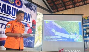 Kepala Seksi Operasi Kantor SAR Banten Rizky Dwianto memaparkan strategi rencana Operasi SAR hari ke-10 terhadap rombongan jurnalis-kru KM Arupadhatu 1 yang hilang kontak saat meliput aktivitas Gunung Anak Krakatau, di Posko Utama SAR Gabungan, Pantai Carita, Pandeglang, Kamis (17/9/2026). Sumber foto: Antara
