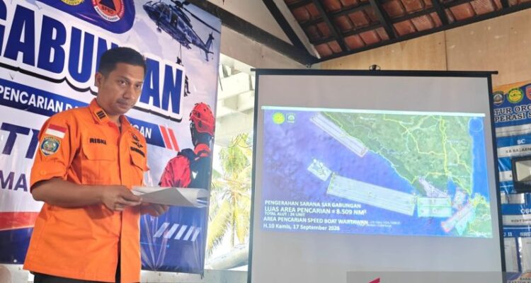 Kepala Seksi Operasi Kantor SAR Banten Rizky Dwianto memaparkan strategi rencana Operasi SAR hari ke-10 terhadap rombongan jurnalis-kru KM Arupadhatu 1 yang hilang kontak saat meliput aktivitas Gunung Anak Krakatau, di Posko Utama SAR Gabungan, Pantai Carita, Pandeglang, Kamis (17/9/2026). Sumber foto: Antara