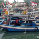 Kapal seorang nelayan Tempat Pelelangan Ikan (TPI) Labuan, Kabupaten Pandeglang, Banten yang tidak melaut akibat dampak erupsi Gunung Anak Krakatau, Senin (7/9/2026). Sumber foto: Antara