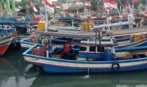 Kapal seorang nelayan Tempat Pelelangan Ikan (TPI) Labuan, Kabupaten Pandeglang, Banten yang tidak melaut akibat dampak erupsi Gunung Anak Krakatau, Senin (7/9/2026). Sumber foto: Antara Kapal seorang nelayan Tempat Pelelangan Ikan (TPI) Labuan, Kabupaten Pandeglang, Banten yang tidak melaut akibat dampak erupsi Gunung Anak Krakatau, Senin (7/9/2026). Sumber foto: Antara