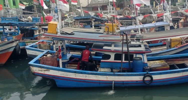 Kapal seorang nelayan Tempat Pelelangan Ikan (TPI) Labuan, Kabupaten Pandeglang, Banten yang tidak melaut akibat dampak erupsi Gunung Anak Krakatau, Senin (7/9/2026). Sumber foto: Antara