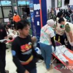 Tim Dokter Bedah dari RSUD Ulin memberikan penanganan medis di ruang tunggu terminal penumpang Pelabuhan Trisakti kepada korban yang selamat dari kecelakaan Kapal Virgo Transportas 8 di Laut Jawa, Banjarmasin, Minggu (13/9/2026). Sumber foto: Antara