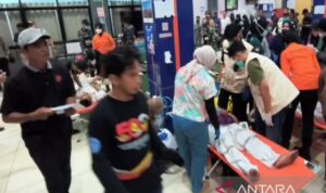 Tim Dokter Bedah dari RSUD Ulin memberikan penanganan medis di ruang tunggu terminal penumpang Pelabuhan Trisakti kepada korban yang selamat dari kecelakaan Kapal Virgo Transportas 8 di Laut Jawa, Banjarmasin, Minggu (13/9/2026). Sumber foto: Antara Tim Dokter Bedah dari RSUD Ulin memberikan penanganan medis di ruang tunggu terminal penumpang Pelabuhan Trisakti kepada korban yang selamat dari kecelakaan Kapal Virgo Transportas 8 di Laut Jawa, Banjarmasin, Minggu (13/9/2026). Sumber foto: Antara