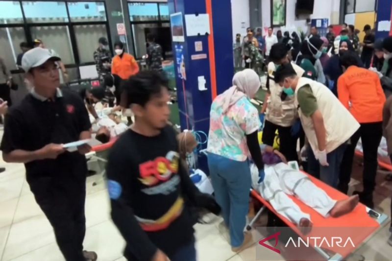 Tim Dokter Bedah dari RSUD Ulin memberikan penanganan medis di ruang tunggu terminal penumpang Pelabuhan Trisakti kepada korban yang selamat dari kecelakaan Kapal Virgo Transportas 8 di Laut Jawa, Banjarmasin, Minggu (13/9/2026). Sumber foto: Antara Tim Dokter Bedah dari RSUD Ulin memberikan penanganan medis di ruang tunggu terminal penumpang Pelabuhan Trisakti kepada korban yang selamat dari kecelakaan Kapal Virgo Transportas 8 di Laut Jawa, Banjarmasin, Minggu (13/9/2026). Sumber foto: Antara