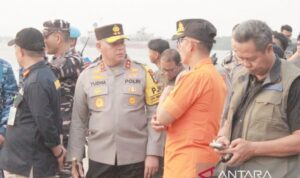 Kapolda Kalimantan Selatan Irjen Pol Rosyanto Yudha Hermawan berada di dermaga Pelabuhan Trisakti Banjarmasin saat proses evakuasi korban Kapal Virgo Transport 8, Minggu malam (13/9/2026). Sumber foto: Antara