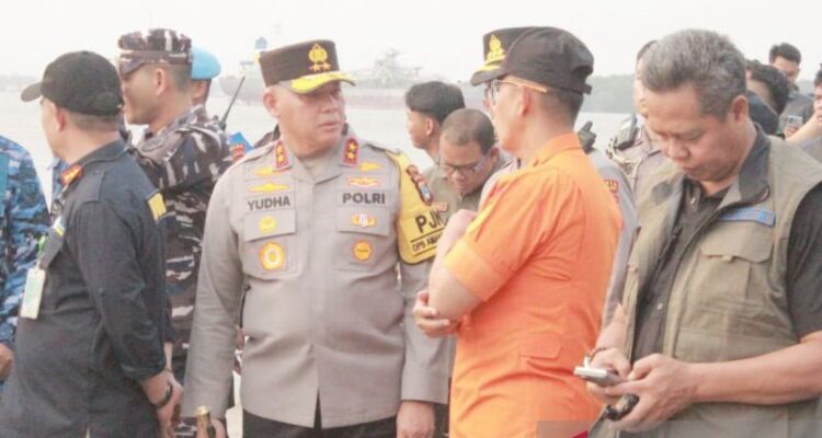 Kapolda Kalimantan Selatan Irjen Pol Rosyanto Yudha Hermawan berada di dermaga Pelabuhan Trisakti Banjarmasin saat proses evakuasi korban Kapal Virgo Transport 8, Minggu malam (13/9/2026). Sumber foto: Antara