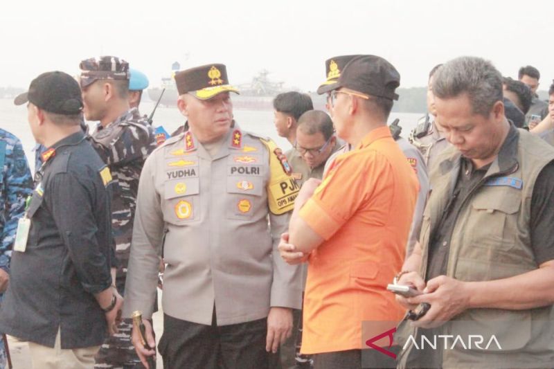 Kapolda Kalimantan Selatan Irjen Pol Rosyanto Yudha Hermawan berada di dermaga Pelabuhan Trisakti Banjarmasin saat proses evakuasi korban Kapal Virgo Transport 8, Minggu malam (13/9/2026). Sumber foto: Antara Kapolda Kalimantan Selatan Irjen Pol Rosyanto Yudha Hermawan berada di dermaga Pelabuhan Trisakti Banjarmasin saat proses evakuasi korban Kapal Virgo Transport 8, Minggu malam (13/9/2026). Sumber foto: Antara