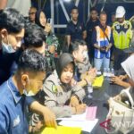 Petugas saat mendata keluarga dari para korban yang belum ditemukan di layanan post mortem dan ante mortem, Minggu malam (13/9/2026). Sumber foto: Antara