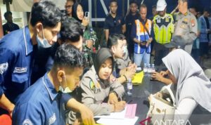 Petugas saat mendata keluarga dari para korban yang belum ditemukan di layanan post mortem dan ante mortem, Minggu malam (13/9/2026). Sumber foto: Antara Petugas saat mendata keluarga dari para korban yang belum ditemukan di layanan post mortem dan ante mortem, Minggu malam (13/9/2026). Sumber foto: Antara