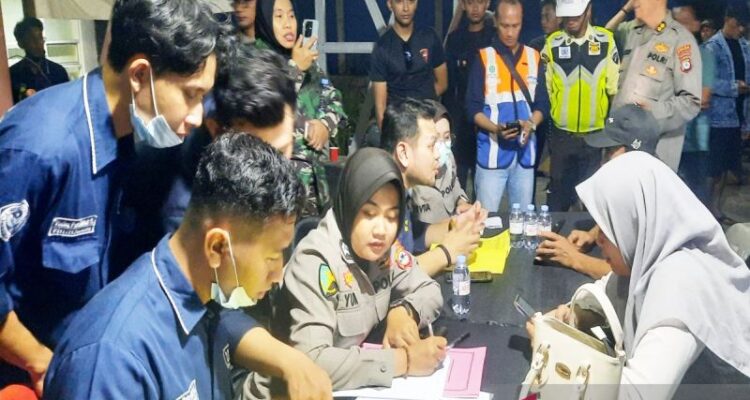 Petugas saat mendata keluarga dari para korban yang belum ditemukan di layanan post mortem dan ante mortem, Minggu malam (13/9/2026). Sumber foto: Antara