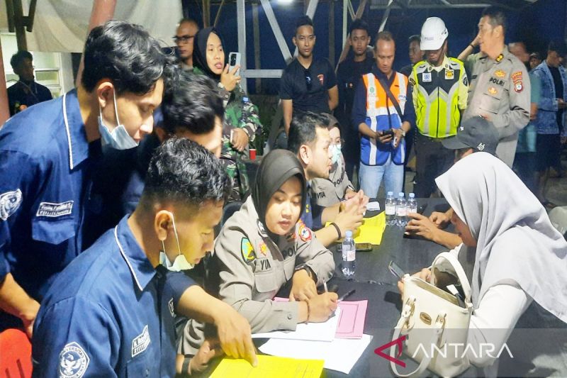 Petugas saat mendata keluarga dari para korban yang belum ditemukan di layanan post mortem dan ante mortem, Minggu malam (13/9/2026). Sumber foto: Antara Petugas saat mendata keluarga dari para korban yang belum ditemukan di layanan post mortem dan ante mortem, Minggu malam (13/9/2026). Sumber foto: Antara