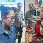 Dwi, perwakilan PT Virgo Karya Shipping memberikan keterangan ke media saat berada di Rumah Sakit Bhayangkara Banjarmasin. Sumber foto: Antara