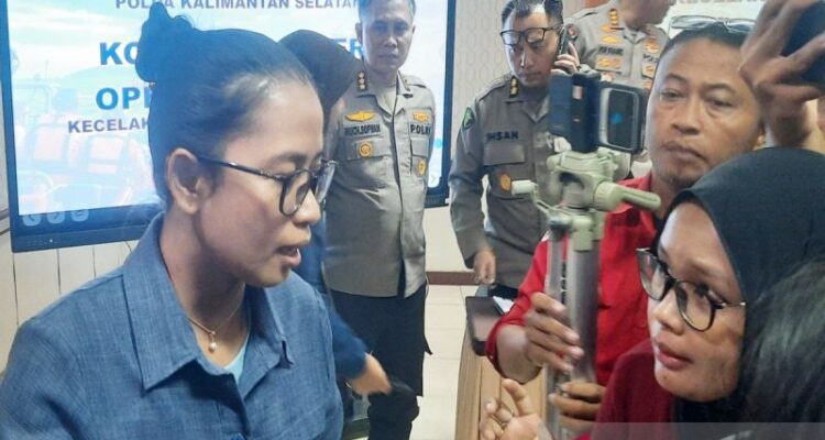 Dwi, perwakilan PT Virgo Karya Shipping memberikan keterangan ke media saat berada di Rumah Sakit Bhayangkara Banjarmasin. Sumber foto: Antara
