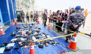Barang-barang milik korban Kapal Virgo yang ditemukan dan di tempatkan sementara di dermaga Pelabuhan Trisakti Banjarmasin, Jumat (18/9/2026). Sumber foto: Antara
