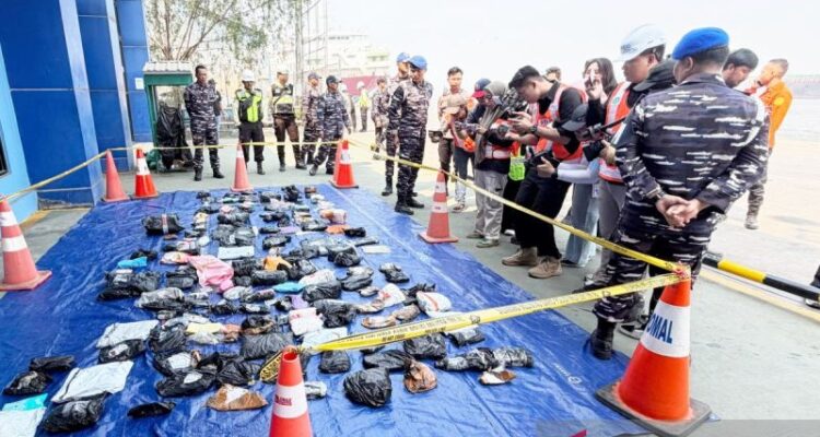 Barang-barang milik korban Kapal Virgo yang ditemukan dan di tempatkan sementara di dermaga Pelabuhan Trisakti Banjarmasin, Jumat (18/9/2026). Sumber foto: Antara