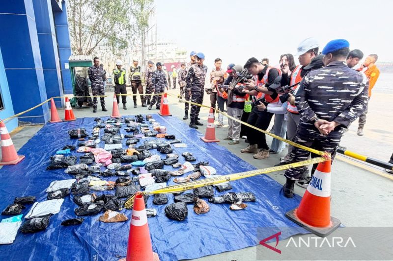 Barang-barang milik korban Kapal Virgo yang ditemukan dan di tempatkan sementara di dermaga Pelabuhan Trisakti Banjarmasin, Jumat (18/9/2026). Sumber foto: Antara