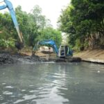 Alat berat Suku Dinas Sumber Daya Air (SDA) Jakarta Barat mengeruk sedimen lumpur di sepanjang sekitar tiga kilometer Kali Grogol, Kemanggisan sebagai upaya meningkatkan kapasitas tampungan air dan mengantisipasi banjir, Jumat (18/9/2026). Sumber foto: Antara