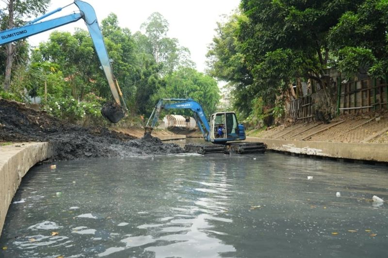 Alat berat Suku Dinas Sumber Daya Air (SDA) Jakarta Barat mengeruk sedimen lumpur di sepanjang sekitar tiga kilometer Kali Grogol, Kemanggisan sebagai upaya meningkatkan kapasitas tampungan air dan mengantisipasi banjir, Jumat (18/9/2026). Sumber foto: Antara Alat berat Suku Dinas Sumber Daya Air (SDA) Jakarta Barat mengeruk sedimen lumpur di sepanjang sekitar tiga kilometer Kali Grogol, Kemanggisan sebagai upaya meningkatkan kapasitas tampungan air dan mengantisipasi banjir, Jumat (18/9/2026). Sumber foto: Antara
