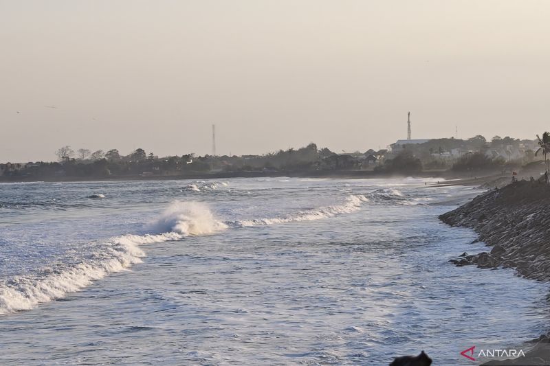 Ilustrasi - Ombak tinggi di Pantai Purnama, Kabupaten Gianyar, Bali, Selasa (22/9/2026). Sumber foto: Antara