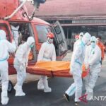 Petugas saat membawa jasad korban yang tiba di Lanud Sjamsudin Noor di Banjarbaru, Rabu (23/9/2026). Sumber foto: Antara