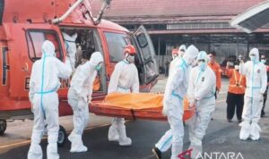 Petugas saat membawa jasad korban yang tiba di Lanud Sjamsudin Noor di Banjarbaru, Rabu (23/9/2026). Sumber foto: Antara Petugas saat membawa jasad korban yang tiba di Lanud Sjamsudin Noor di Banjarbaru, Rabu (23/9/2026). Sumber foto: Antara
